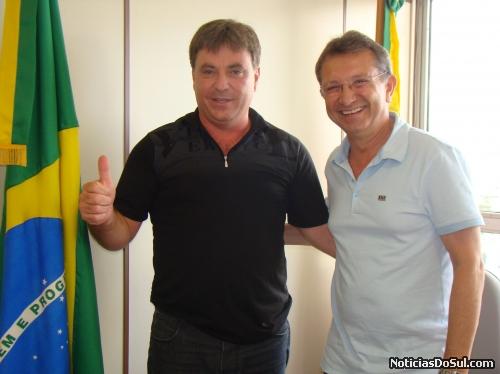 Prefeito Gilberto Reidel esteve com o secretário estadual de Obras Luiz Carlos Busato para solicitar a prorrogação da cedência do maquinário (Foto: Assessoria de Maratá/RS)