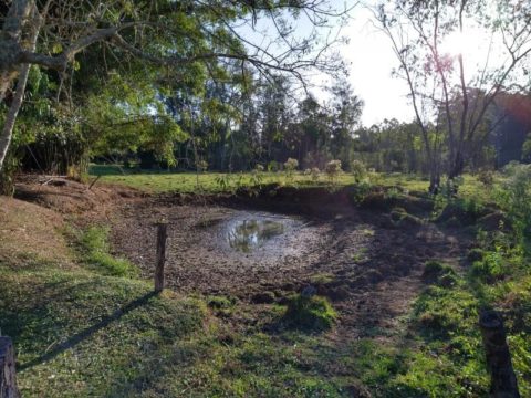 Açude seco mostra a forte estiagem que atinge Maratá/RS, onde foi decretada situação de emergência.