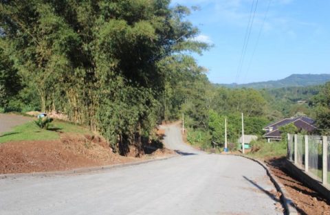 Calçamento na Linha Stein muda realidade logística e local em Salvador do Sul/RS.