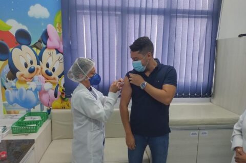 Iniciou a vacinação contra Covid em Barão