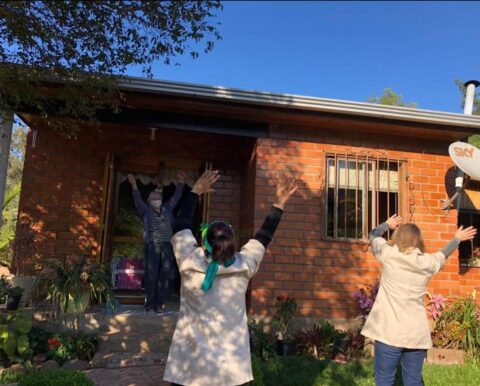 Idosos se divertem com atividades promovidas pelo CRAS em suas residências.