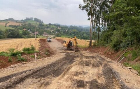 Estrada fechada para conclusão de asfalto