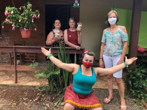 Projeto Alegria na Calçada em espírito natalino em Maratá.