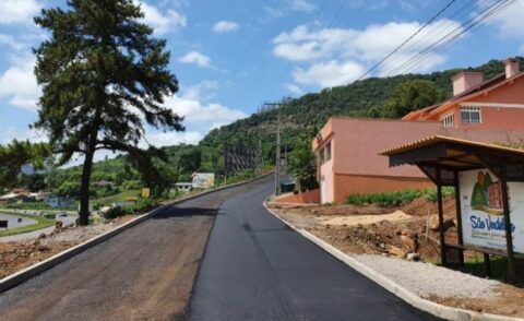 Primeira camada asfáltica para Morro Carrard