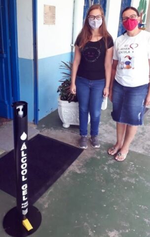 Estudantes universitários doam totens sanitizantes