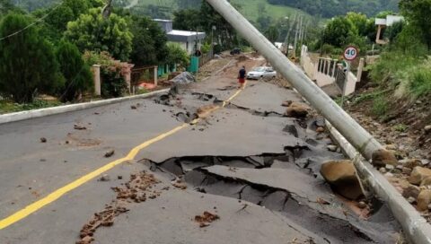 Asfalto que leva à Morro Carrard, recém inaugurado, é destruído em São Vendelino/RS.