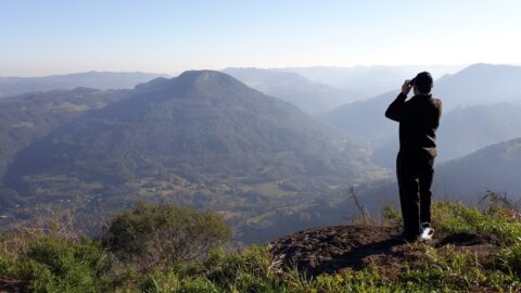 Morro 29 (ao fundo) em Linha General Neto Alto, Barão/RS, registrado em imagem a partir do Morro do Diabo em São Vendelino/RS.